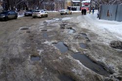 Коммунальная авария превратила дороги в ледяные горки