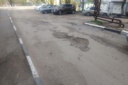 Жители Ленинского района просят отремонтировать дорогу к поликлинике и детскому саду