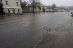 Просевшие люки и дождеприемники затрудняют движение по улице Мясницкой