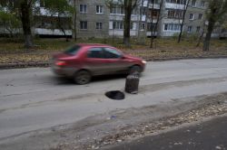 Опасный провал на дороге обозначили мешком с мусором