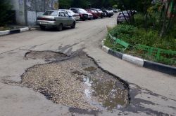 Подъезды к Ленинскому районном суду покрыты ямами