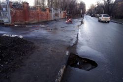 На улице Артиллерийской провалился смотровой колодец