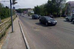 На отремонтированной в прошлом году дороге образовалась глубокая просадка