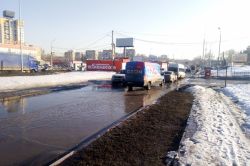 На дублере Вольского тракта в глубоких лужах скрывается торчащая арматура