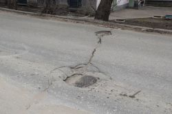 На Свинцовой второй год не могут привести в нормативное состояние смотровые колодцы