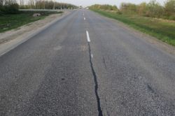 Отремонтированная в прошлом году дорога на Дубки активно разрушается