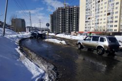 На Лунной водители вынуждены объезжать яму по встречной полосе