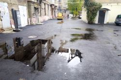 На готовящихся к сдаче дворах Саратова имеются дефекты