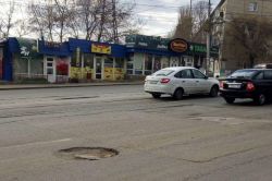 Просевший люк мешает движению по улице Танкистов
