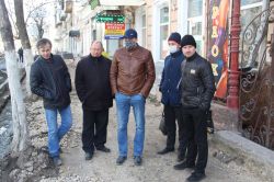 «Дорожный контроль» и прокуратура проверили ремонт тротуаров в центре Саратова