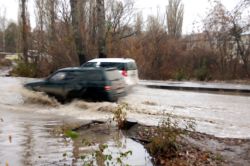 Небольшой дождь затопил улицу Танкистов