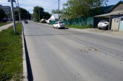 Выбоины затрудняют движение по улице Химической