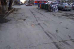 Третий месяц просадка мешает движению транспорта по улице Валовой
