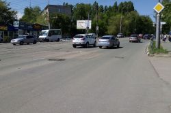 Просевший колодец мешает движению по Танкистов второй месяц