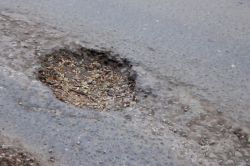 Улица Миротворцева покрывается выбоинами