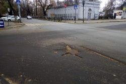 На безопасной и качественной дороге полгода игнорируют яму
