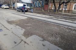 Раскопы на Пугачева затрудняют движение транспортных средств
