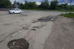 Ямы на Перспективной не устраняют второй месяц
