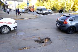 Опасный провал на пешеходном переходе в центре города не устраняют три месяца