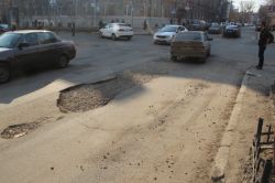 Яма в центре города угрожает безопасности движения транспортных средств
